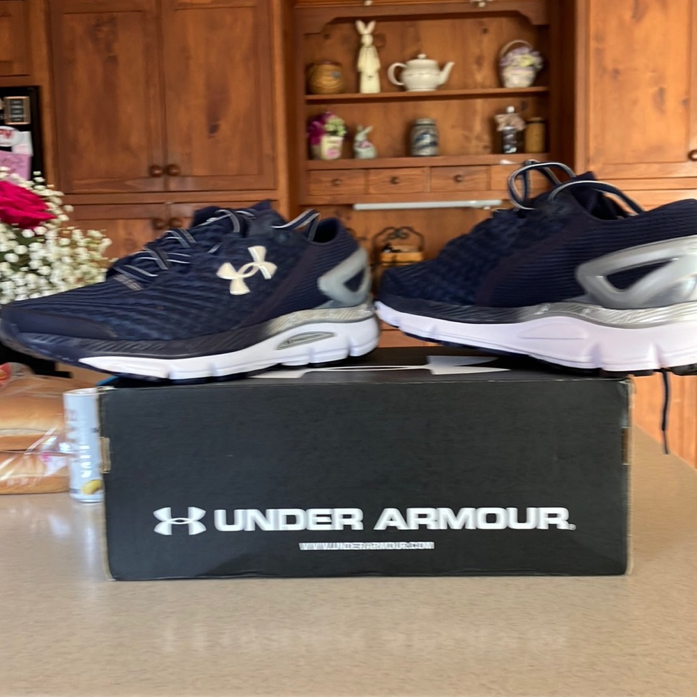 Brand new Under Armour Gemini 2 Men’s size 10 sneakers.